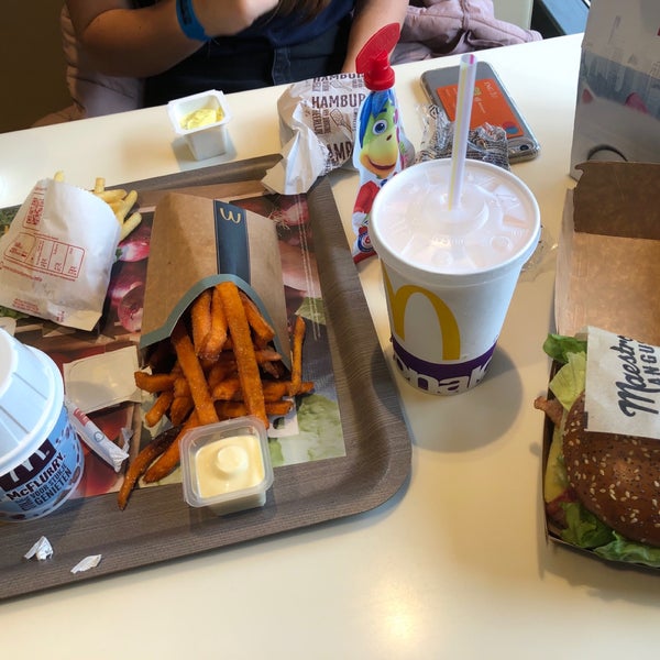 รูปภาพถ่ายที่ McDonald&#39;s โดย Kees H. เมื่อ 6/19/2019