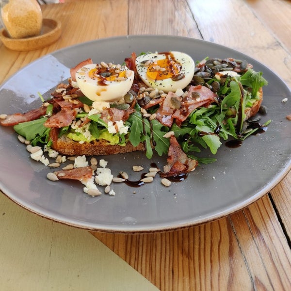 One of the places to get great single origin arabica coffee. Food is amazing, they serve my favorite eggs benedict in Lisbon, as well as great avocado tost - on photo below avo tost with bacon and egg