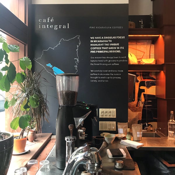 รูปภาพถ่ายที่ Café Integral โดย petercat เมื่อ 10/22/2017