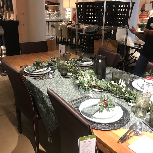 Photo taken at Crate &amp; Barrel by petercat on 8/27/2018