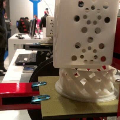 Photo taken at 3DEA: 3D Printing Pop Up Store by Ljubica on 12/20/2012