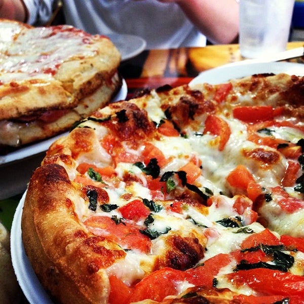 Снимок сделан в Matthew&#39;s Pizza пользователем Tiffany H. 12/18/2013