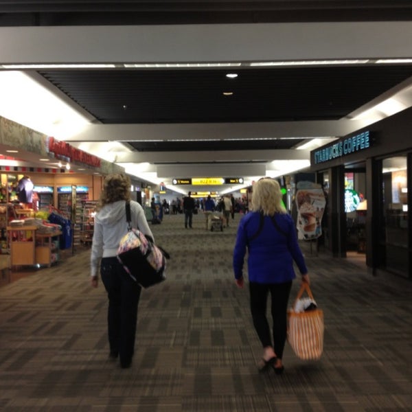 Foto tomada en John Glenn Columbus International Airport (CMH)  por Sara S. el 5/11/2013
