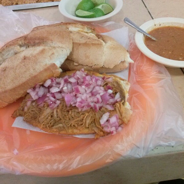 Foto tirada no(a) Tacos Tulum por Luis F. em 10/23/2014