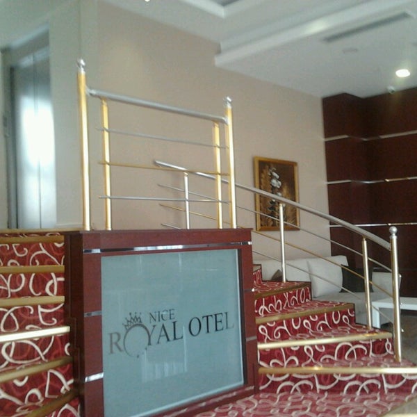 Das Foto wurde bei Nice Royal Otel von Alper Ş. am 10/4/2013 aufgenommen