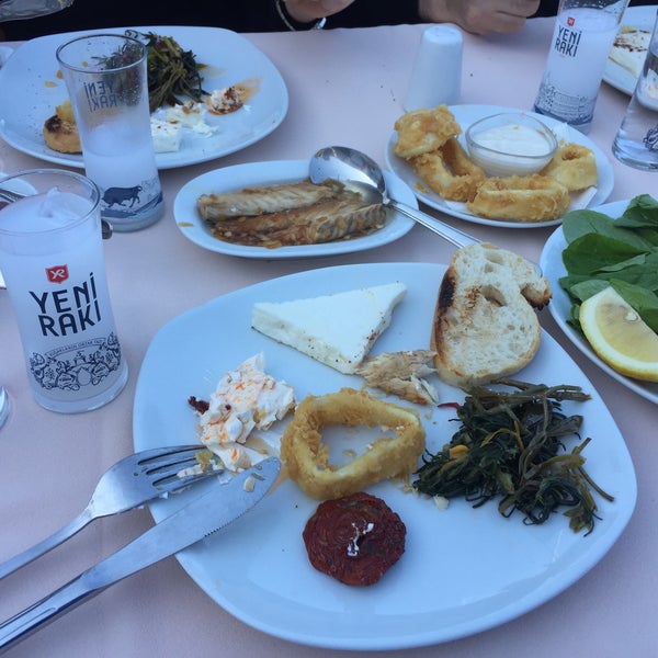 Das Foto wurde bei Çardak Restaurant von Serkan Tut am 5/13/2018 aufgenommen