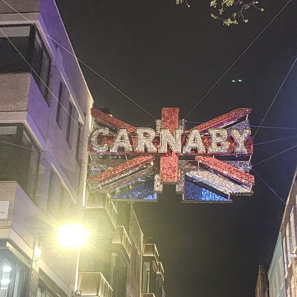 Foto diambil di Carnaby Street oleh SA ♐. pada 2/27/2024