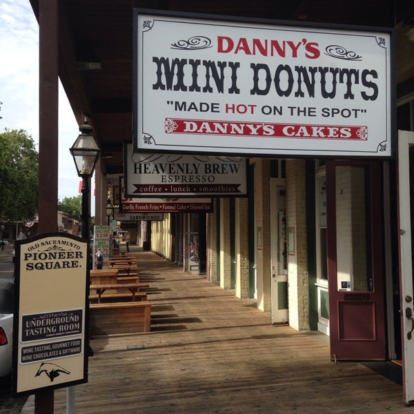 Foto diambil di Danny&#39;s Mini Donuts oleh Stuart T. pada 4/24/2014