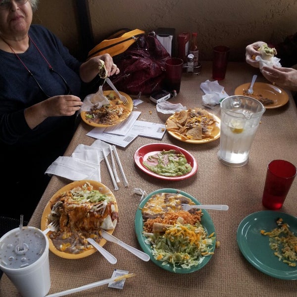 Foto tomada en Los Sanchez Restaurant  por Stuart T. el 11/16/2013