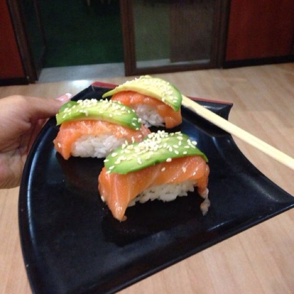 ¡Novedad! Sushi de salmón y aguacate
