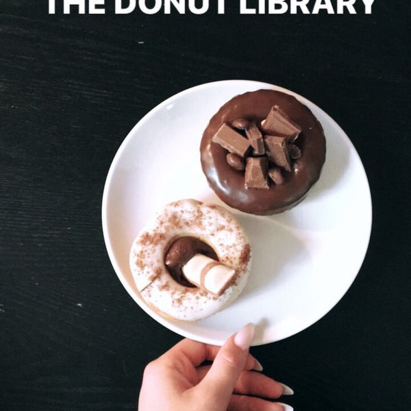Снимок сделан в The Donut Library пользователем Josephine V. 5/5/2017