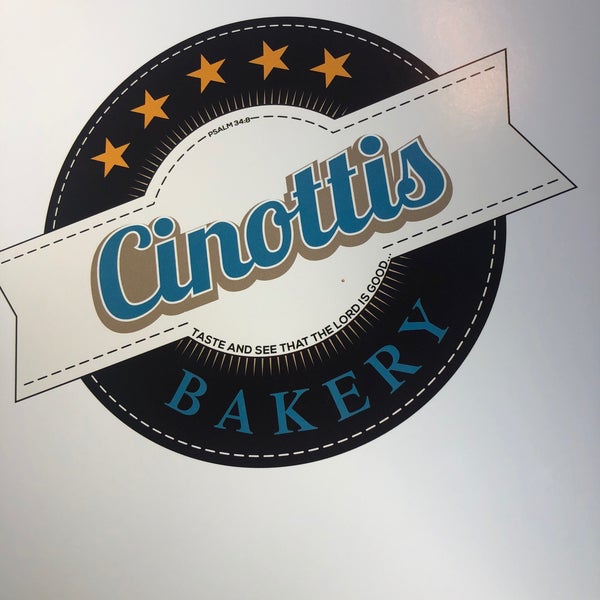 Photo prise au Cinotti&#39;s Bakery par Janet K. le10/30/2019