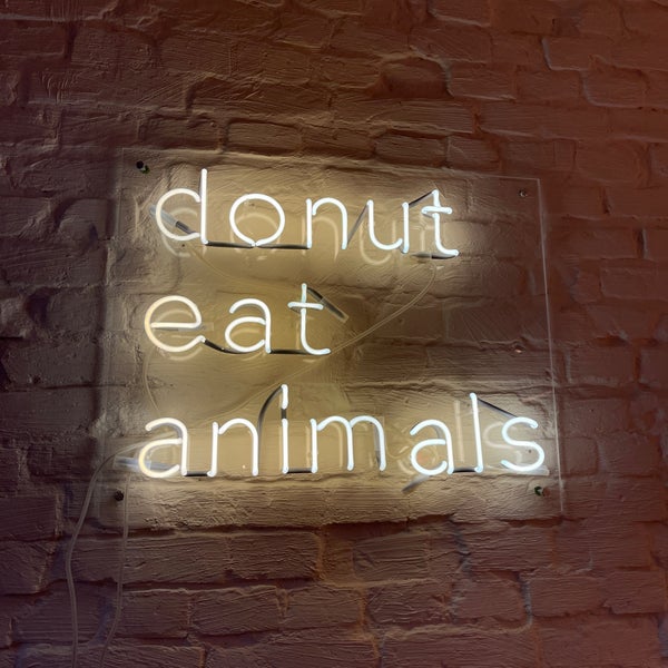 Foto tirada no(a) brammibal&#39;s donuts por WALEED em 10/9/2021