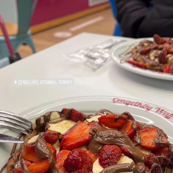 Photo taken at Çengelköy Waffle by 🤍 on 12/24/2021