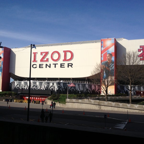 รูปภาพถ่ายที่ IZOD Center โดย Leticia L. เมื่อ 4/14/2013