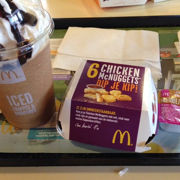 รูปภาพถ่ายที่ McDonald&#39;s โดย Marinie J. เมื่อ 7/2/2014