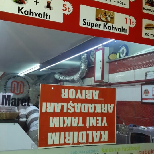 Das Foto wurde bei Kaldırım Fast Food von ahmet C. am 11/20/2013 aufgenommen