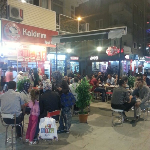 Foto tirada no(a) Kaldırım Fast Food por ahmet C. em 9/20/2013