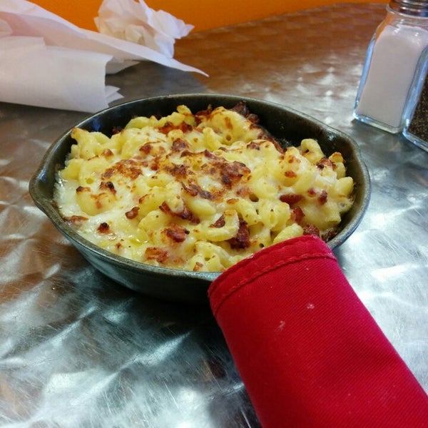 3/22/2014에 Kirk K.님이 Cheese-ology Macaroni &amp; Cheese에서 찍은 사진