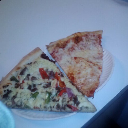 รูปภาพถ่ายที่ Big G&#39;s Pizza โดย Chi L. เมื่อ 11/30/2012