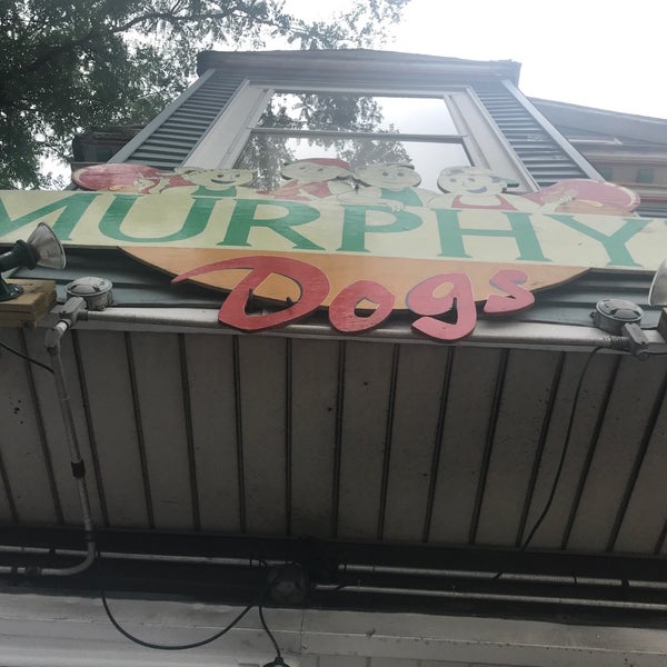 รูปภาพถ่ายที่ Murphy&#39;s Red Hots โดย Shelly B. เมื่อ 8/17/2018