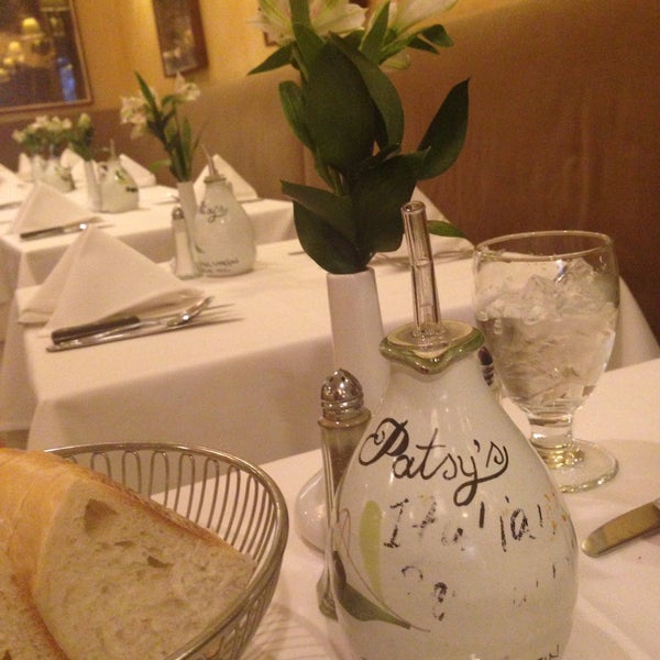 รูปภาพถ่ายที่ Patsy&#39;s Italian Restaurant โดย Allie M. เมื่อ 1/23/2016