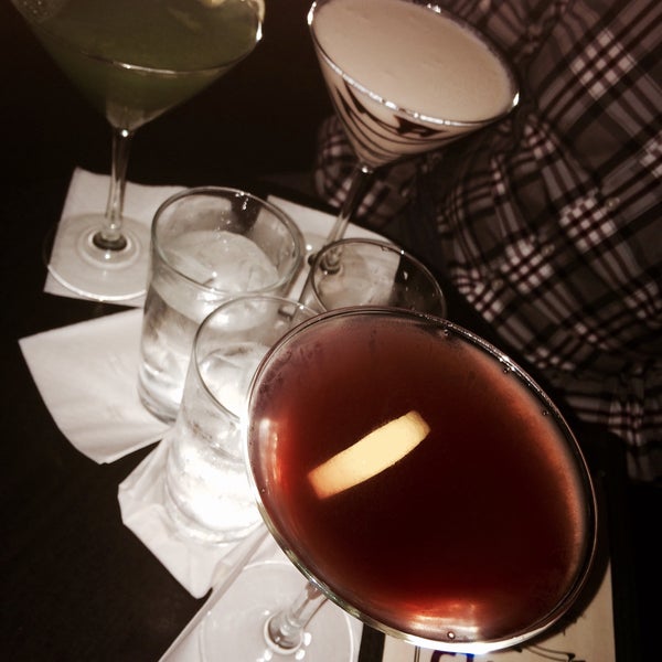 Foto scattata a Marty&#39;s Martini Bar da Ryan Z. il 9/2/2015