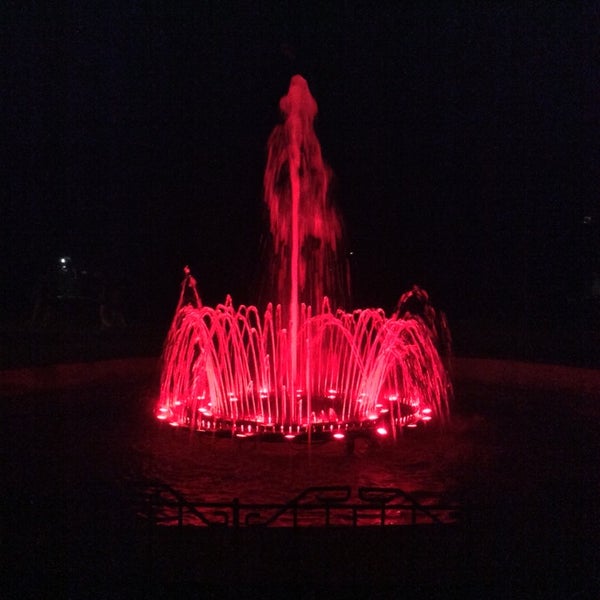 Фонтан на площади ленина. Ленину лужники в москве. Фонтан на площади ленина чита. Фонтан у финляндского вокзала в спб. Фонтан на площади ленина.