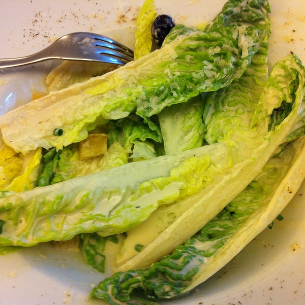 Der schlechteste Caeser Salad, den ich je gegessen habe. War eher Romanasalat mit 4 Oliven ... Und Supermarktbrötchen.