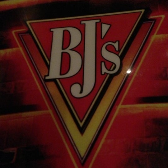 Photo taken at BJ&#39;s Restaurant &amp; Brewhouse by Vahid on 10/7/2012