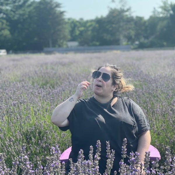 Foto diambil di Lavender By the Bay - New York&#39;s Premier Lavender Farm oleh Kat P. pada 7/22/2021