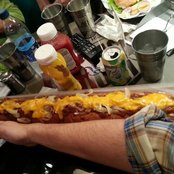 Muy buen servicio, el hotdog pa compartir es enorme