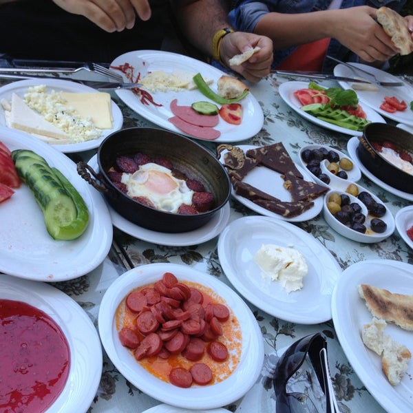 รูปภาพถ่ายที่ Tarihi Göncüler Pastırmacısı โดย Selma D. เมื่อ 5/26/2013