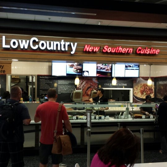 Foto diambil di Low Country New Southern Cuisine oleh Paul S. pada 8/12/2013