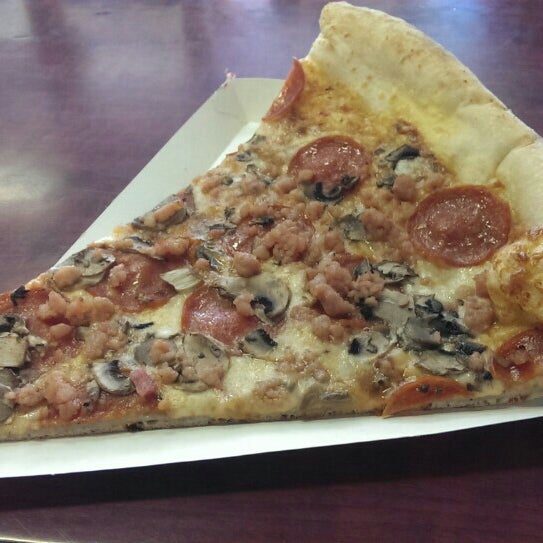 6/6/2015 tarihinde Jack L.ziyaretçi tarafından Big Slice Pizza'de çekilen fotoğraf