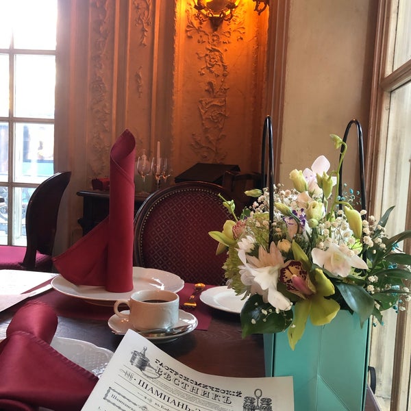 Foto diambil di Cafe Pushkin oleh Mary pada 10/7/2021
