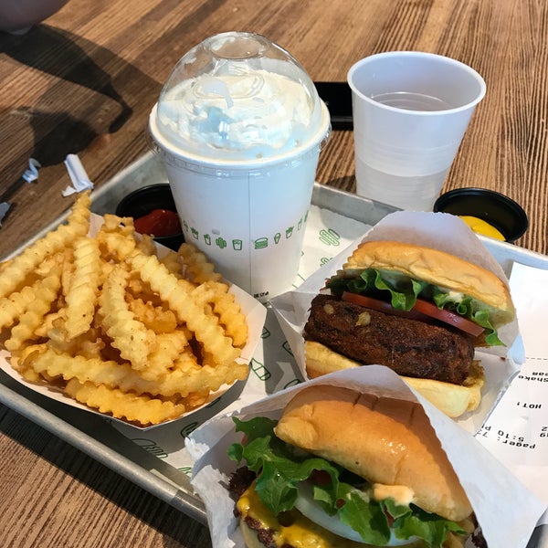 Photo taken at Shake Shack by Tieu-Linh T. on 2/3/2019
