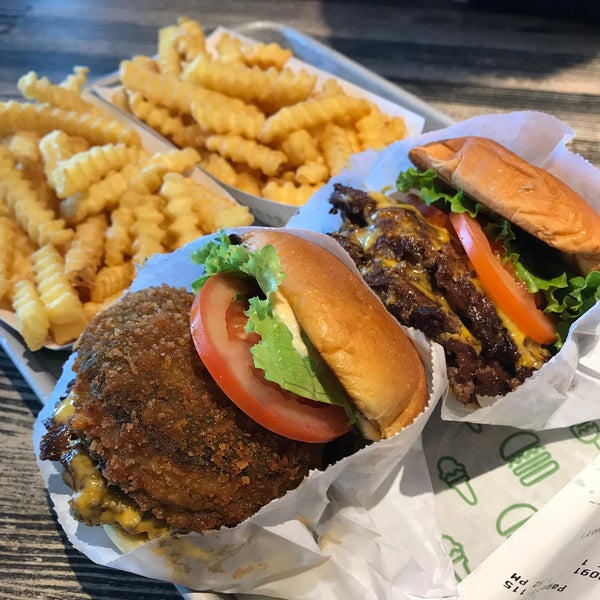 Photo taken at Shake Shack by Tieu-Linh T. on 1/1/2020
