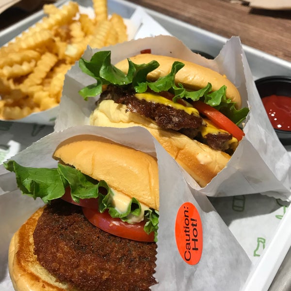 Photo taken at Shake Shack by Tieu-Linh T. on 8/31/2018