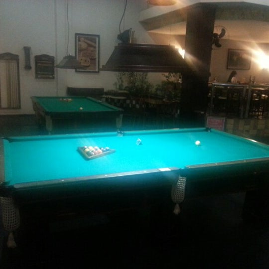 Photo taken at Queen&#39;s Snooker Burger Bar by Hugo Y. on 10/24/2012