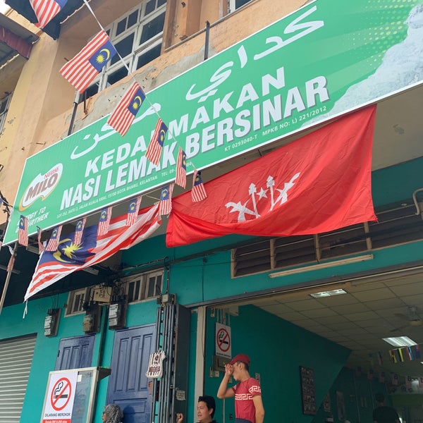 Photo taken at Nasi Lemak Bersinar by Mohd N. on 9/2/2019