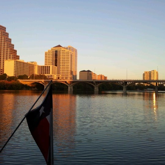รูปภาพถ่ายที่ Lone Star Riverboat โดย Leanne R. เมื่อ 10/28/2012