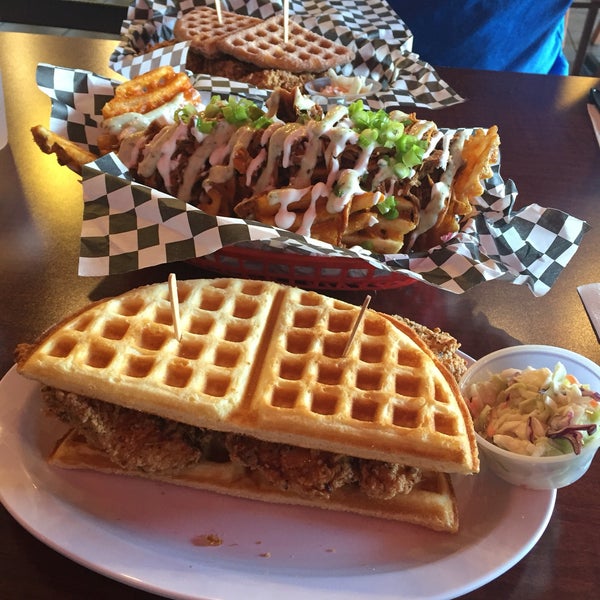 6/5/2016 tarihinde Gigi K.ziyaretçi tarafından Butter And Zeus Waffle Sandwiches'de çekilen fotoğraf