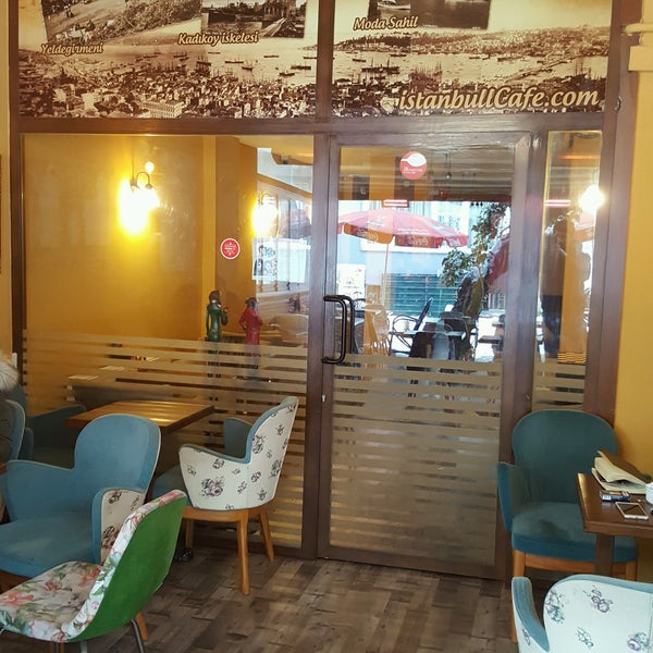 Das Foto wurde bei İstanbull Café &amp; Fal &amp; Restaurant von Öğrenci S. am 1/8/2017 aufgenommen