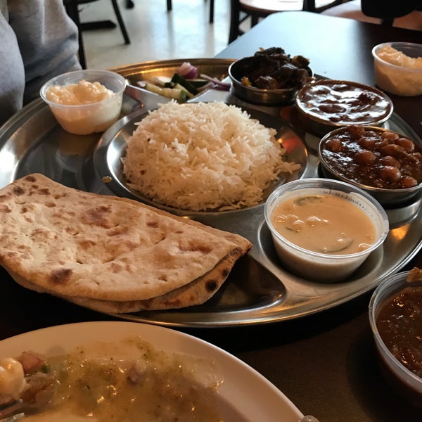 Foto tirada no(a) Phulkari Punjabi Kitchen por Roy G. em 5/13/2018