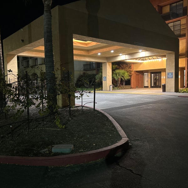 Foto tirada no(a) Embassy Suites by Hilton por Roy G. em 10/30/2023