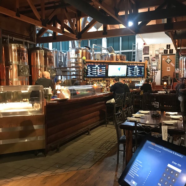 Foto tomada en Redwood Steakhouse &amp; Brewery  por Roy G. el 6/15/2019