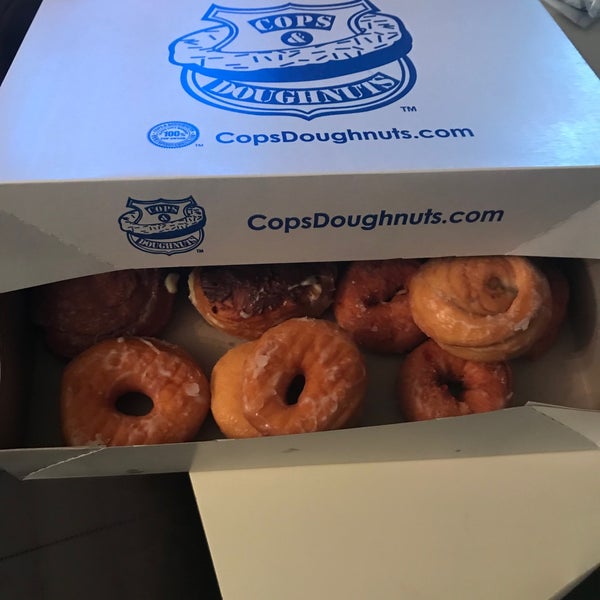 Das Foto wurde bei Cops &amp; Doughnuts Bakery von Roy G. am 8/29/2021 aufgenommen