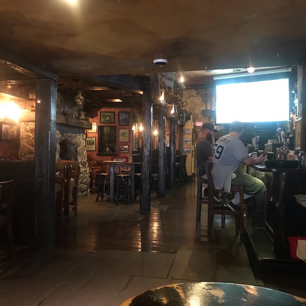 Foto diambil di The Field Irish Pub &amp; Restaurant oleh Mike G. pada 9/23/2021