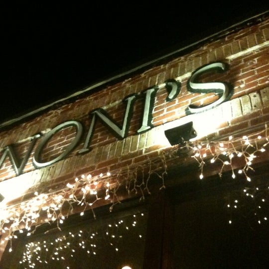Снимок сделан в Noni&#39;s Bar &amp; Deli пользователем Jessica W. 11/21/2012
